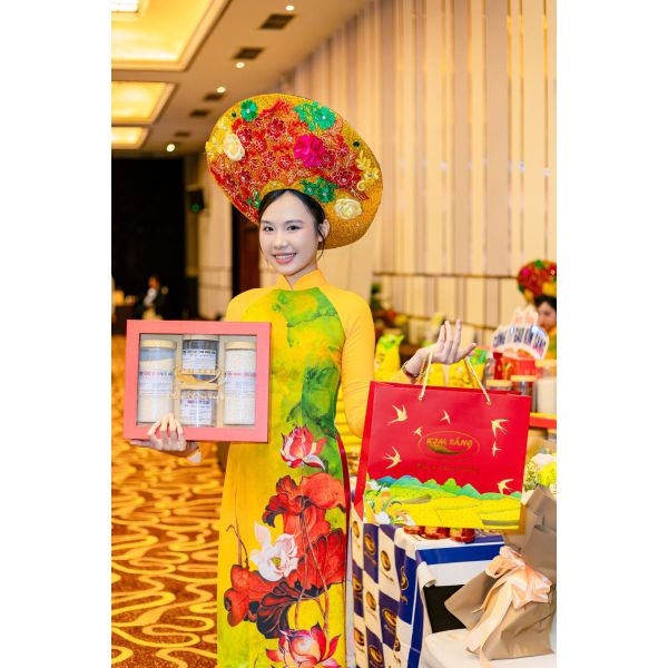 HỘP QUÀ TĂNG CAO CẤP - NGỌC TRỜI ĐẤT VIỆT - 4 LOẠI GẠO ĐẶC SẢN VÙNG MIỀN - H1